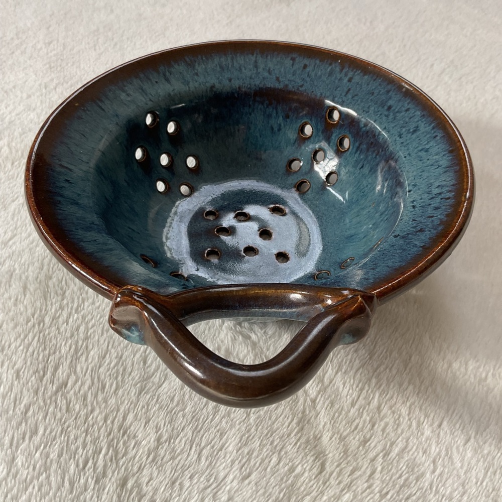 TB Pots Maine Studio Pottery Berry Bowl Colander Blue Drip Glaze 7” Handmade - Picture 3 of 11